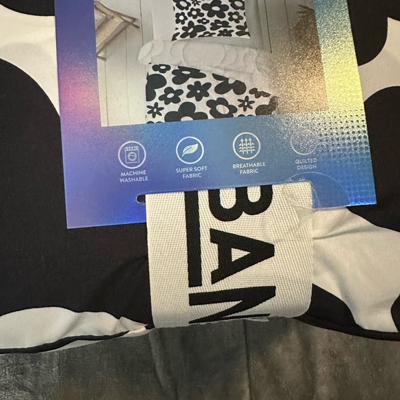 Urban Shop 2-Piece Quilted Comforter set. Twin/XL twin. Geometric Flwrs. NWT - Picture 8 of 16